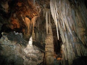 Yelinüstü Mağarası
